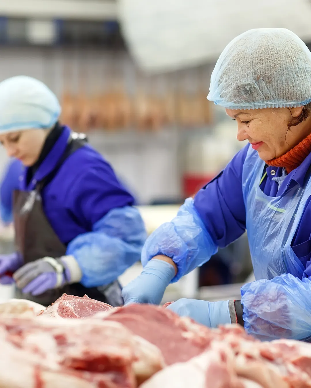 Medewerkers aan het werk in een productieomgeving